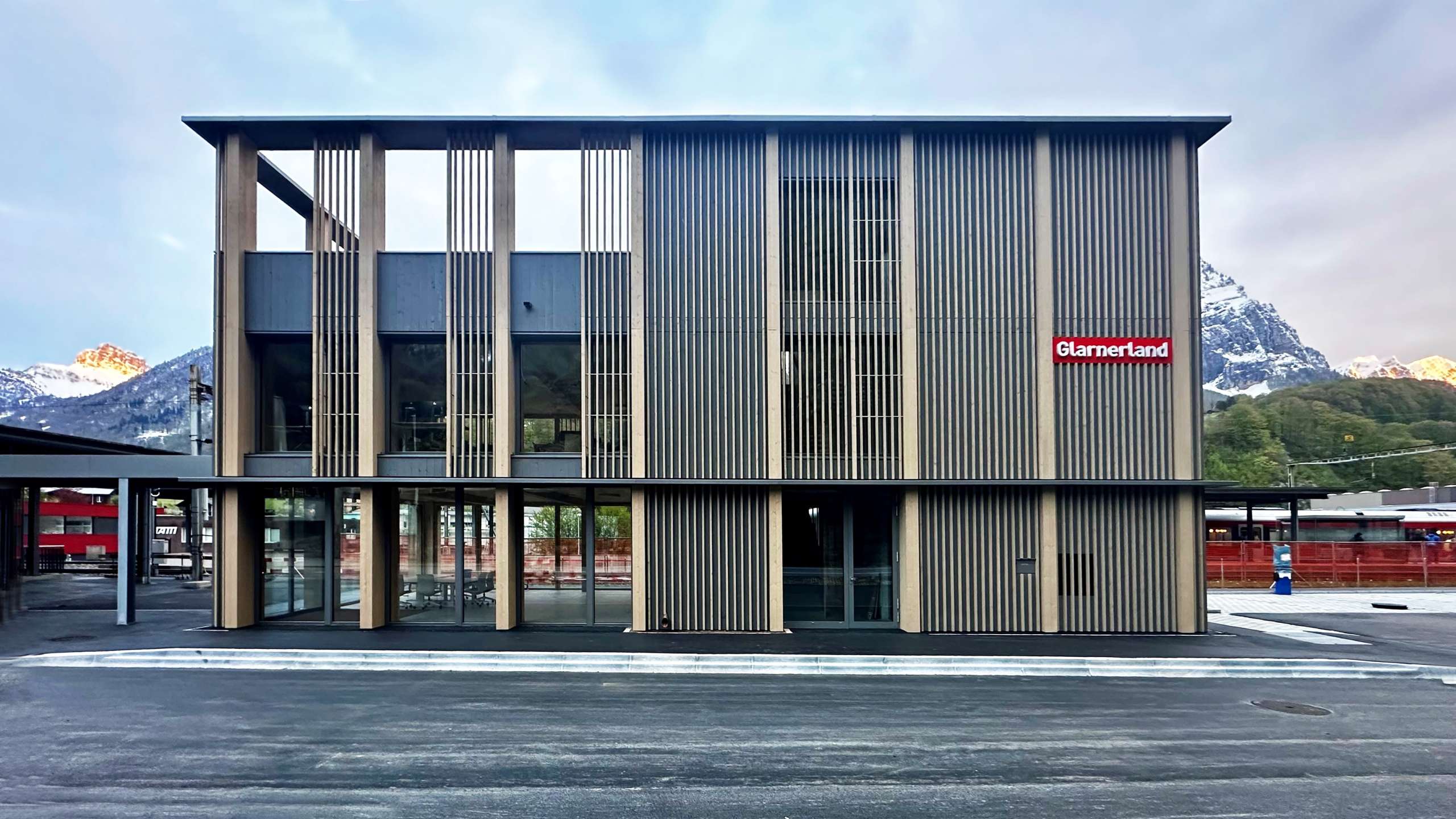 Eröffnung der neuen Tourismusdrehscheibe am Bahnhof Schwanden