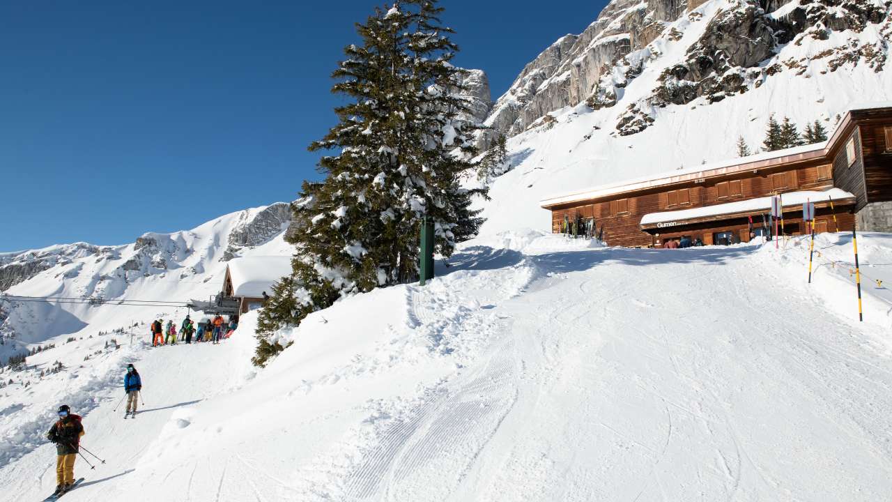 Vom Bett direkt auf die Piste im Berggasthaus Gumen