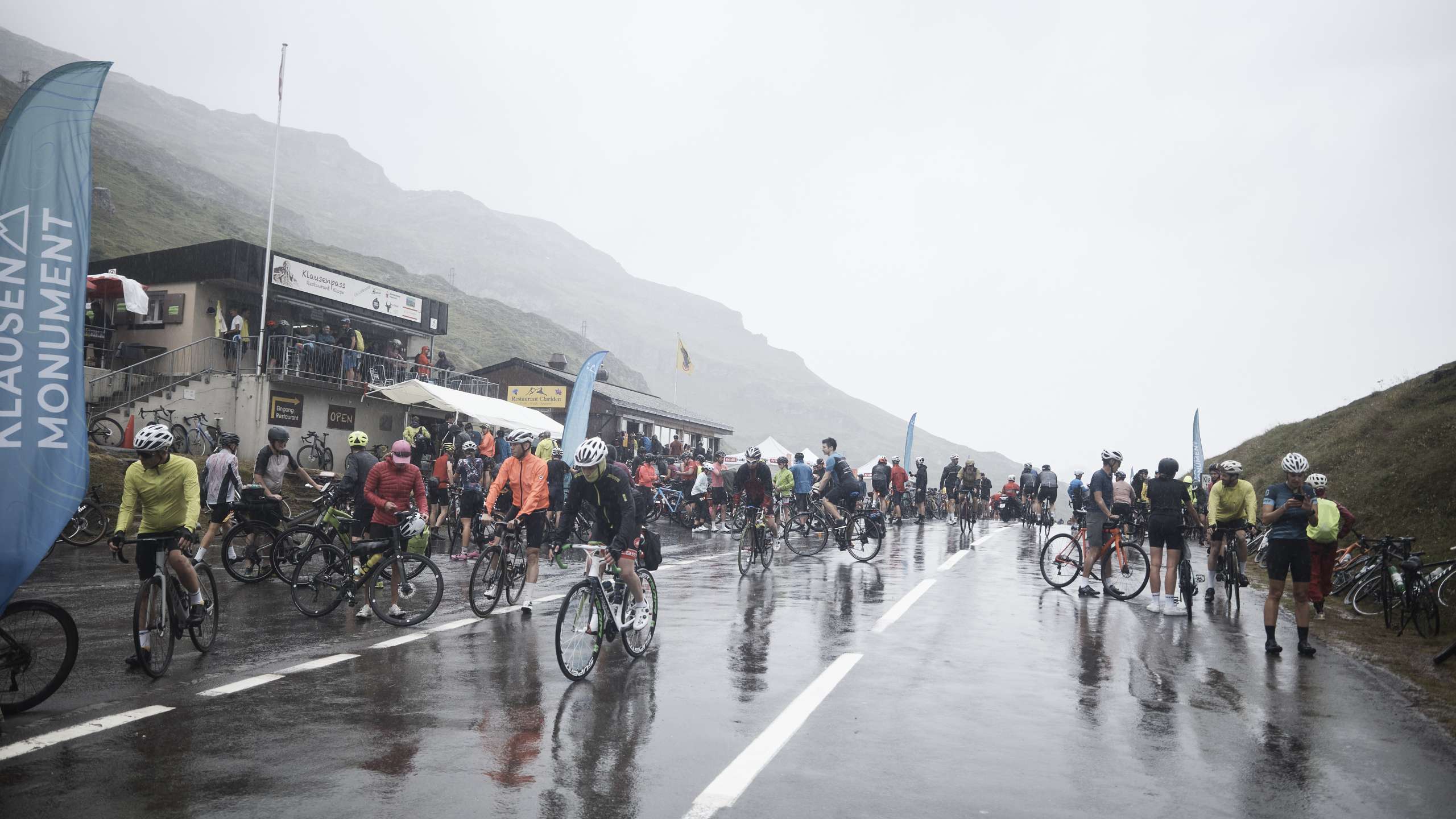 4000 Velofahrende bei durchzogenen Wetterverhältnissen am Klausenpass